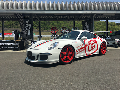 ADVAN Racing GTのロゴをまとった PORSCHE 991GT3