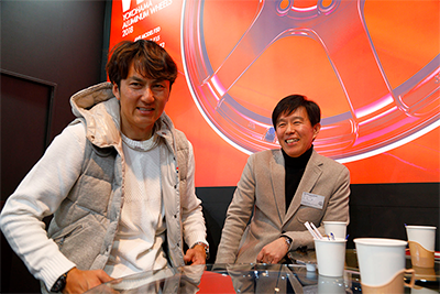 YOKOHAMA WHEEL ブースに訪れたレーシングドライバー　谷口信輝選手